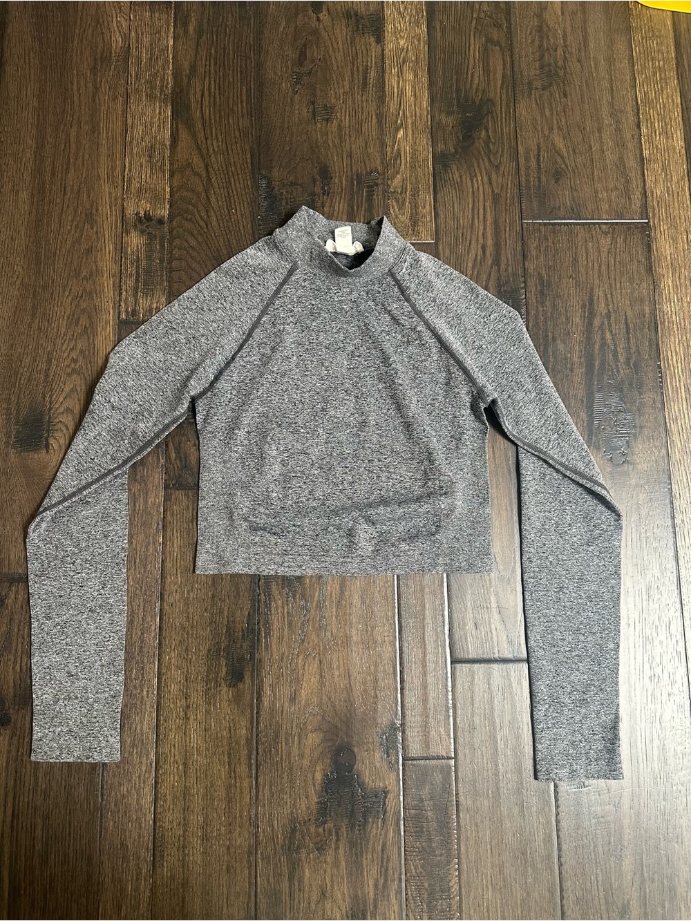 Forever 21 Gray Cropped Long Sleeve Workout Top – Size Medium